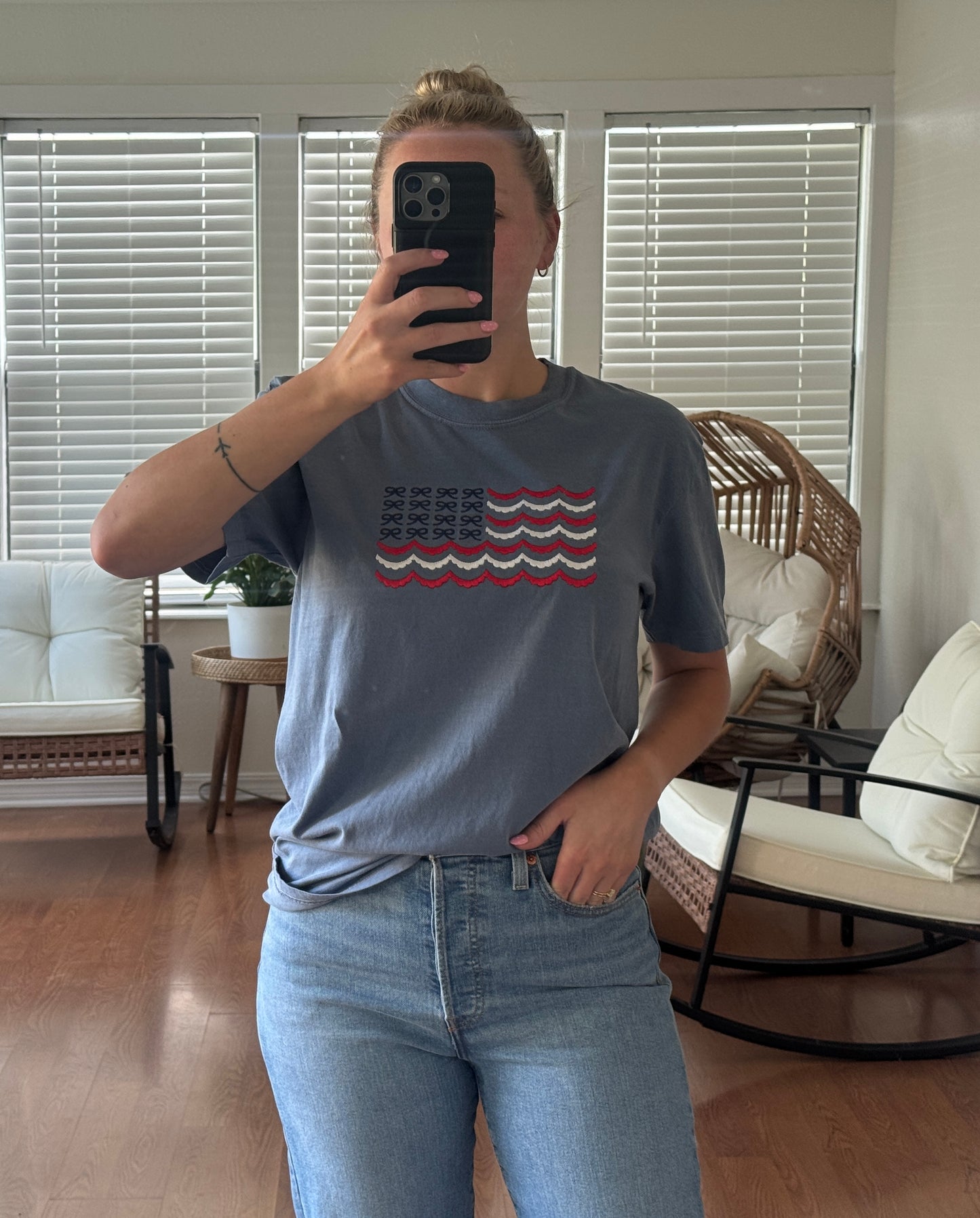 Scallop Blow Flag Embroidered Tee - Blue