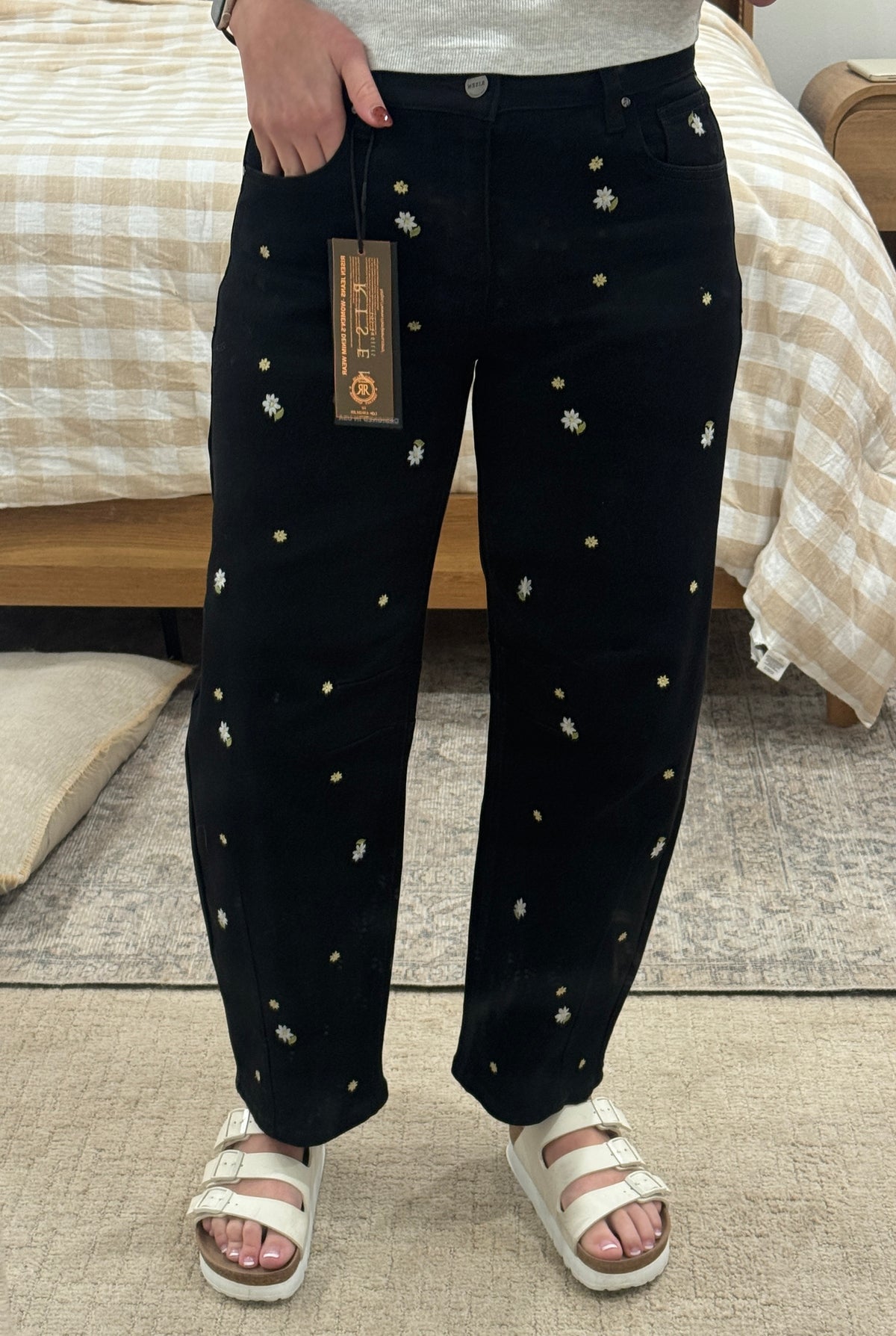 Slouchy Barrel Embroidered Jeans - Black